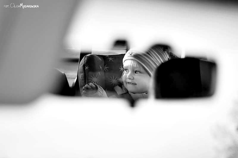 Projekt fotograficzny - lustro. ZdjÄ™cie dziecka w samochodzie.